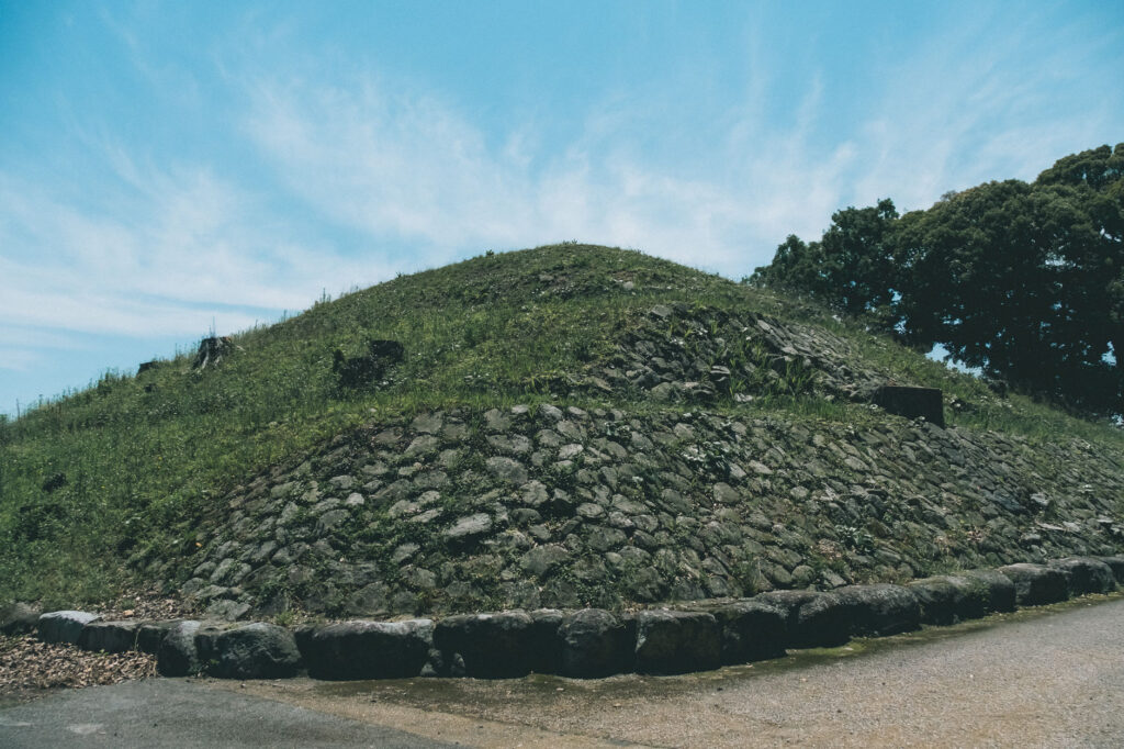 甲塚古墳-みやこ町-を歩く-九州最大級方墳-ピラミッドみたいな形
