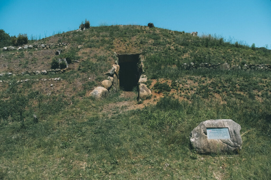 甲塚古墳-みやこ町-を歩く-九州最大級方墳-石室入口