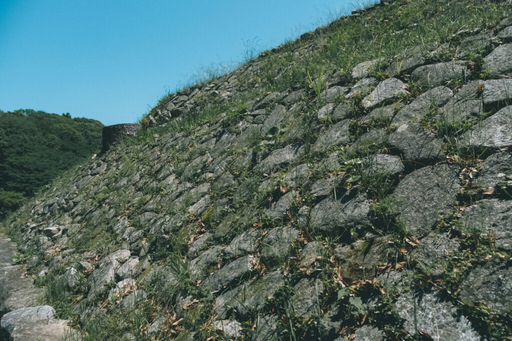 甲塚古墳-みやこ町-を歩く-九州最大級方墳-頂上以外には葺石