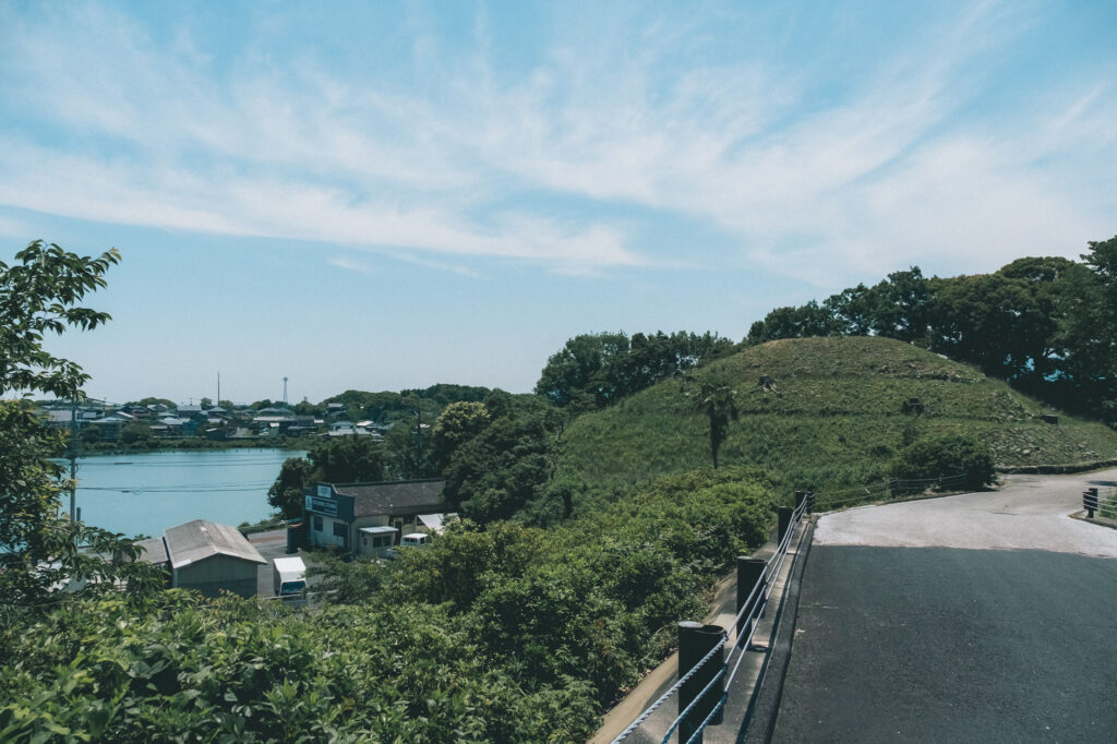 甲塚古墳-みやこ町-を歩く-九州最大級方墳の下側には長養池