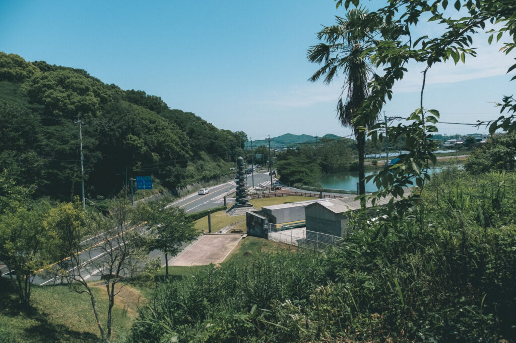 甲塚古墳-みやこ町-を歩く-九州最大級方墳の下側には長養池-向かい側の山は八景山