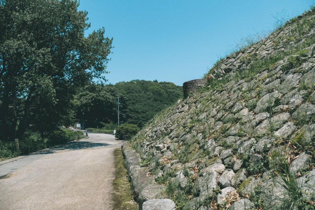 甲塚古墳-みやこ町-を歩く-九州最大級方墳の向かいに小さな山