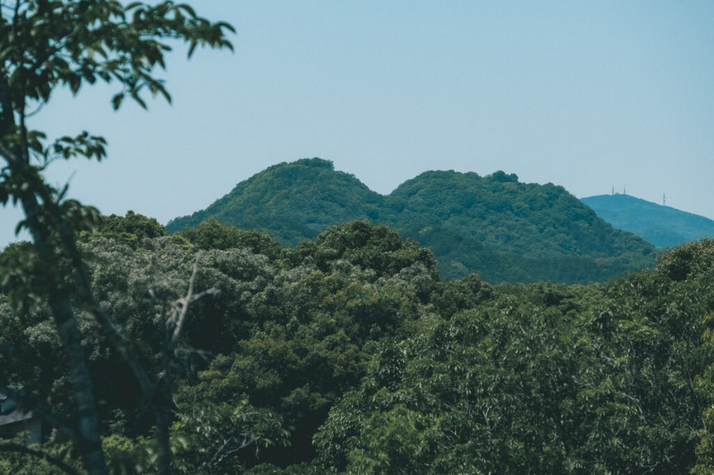 甲塚古墳-みやこ町-を歩く-西側の御所ヶ谷方面にはフタコブラクダのような山 (1)