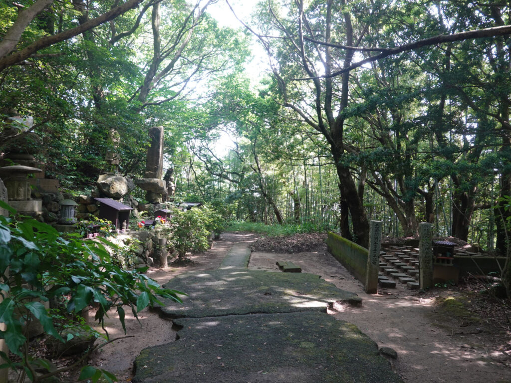 右手にお砂踏み場