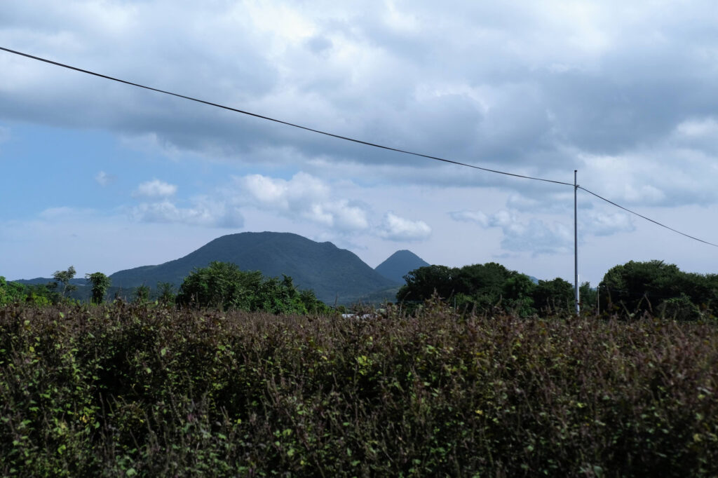 真玉大塚古墳-東側の道から南東に見える国東半島の山-左は猪群山だろうか