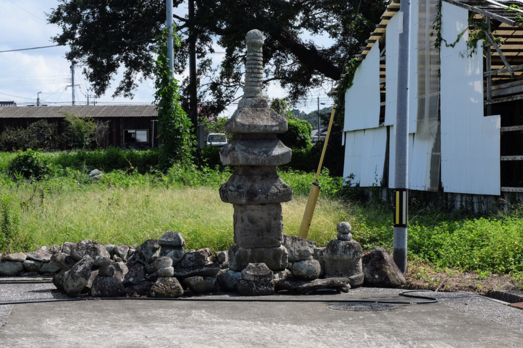 真玉大塚古墳の東側の道を南に進むと石灯籠や五輪塔が残る交差点があり-そこを右折すると古墳の入口方面へ