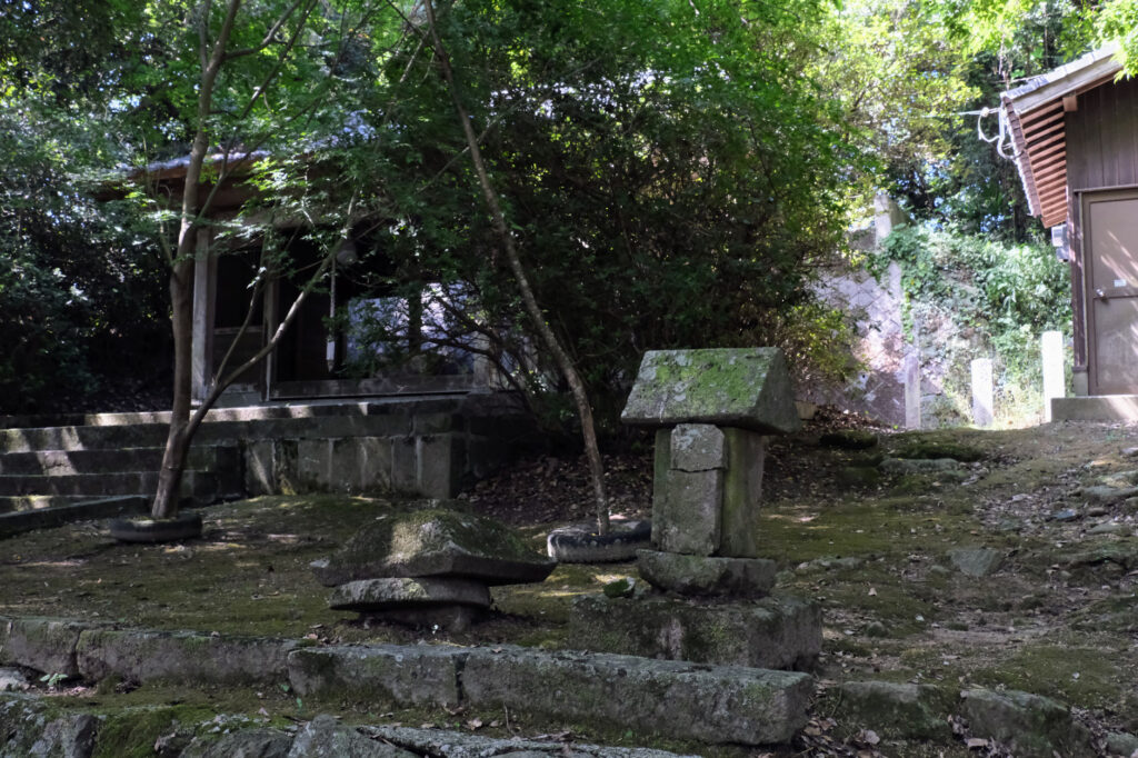 石の祠の向こうには拝殿