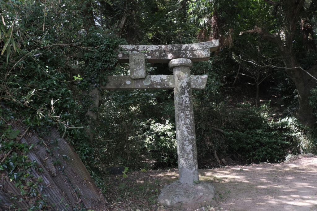 致斎神社の鳥居には-大明神-と扁額に刻まれていた