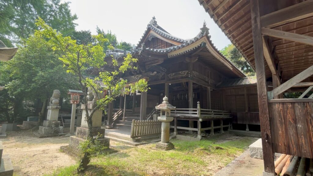 行橋-今井熊野神社-社殿-石灯籠