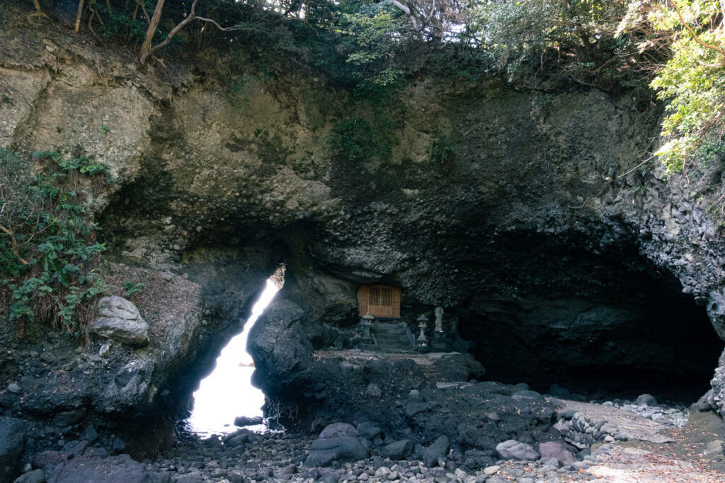行者洞穴-祠内には不動明王像が祀られているという情報