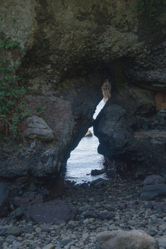 行者洞穴から見える海