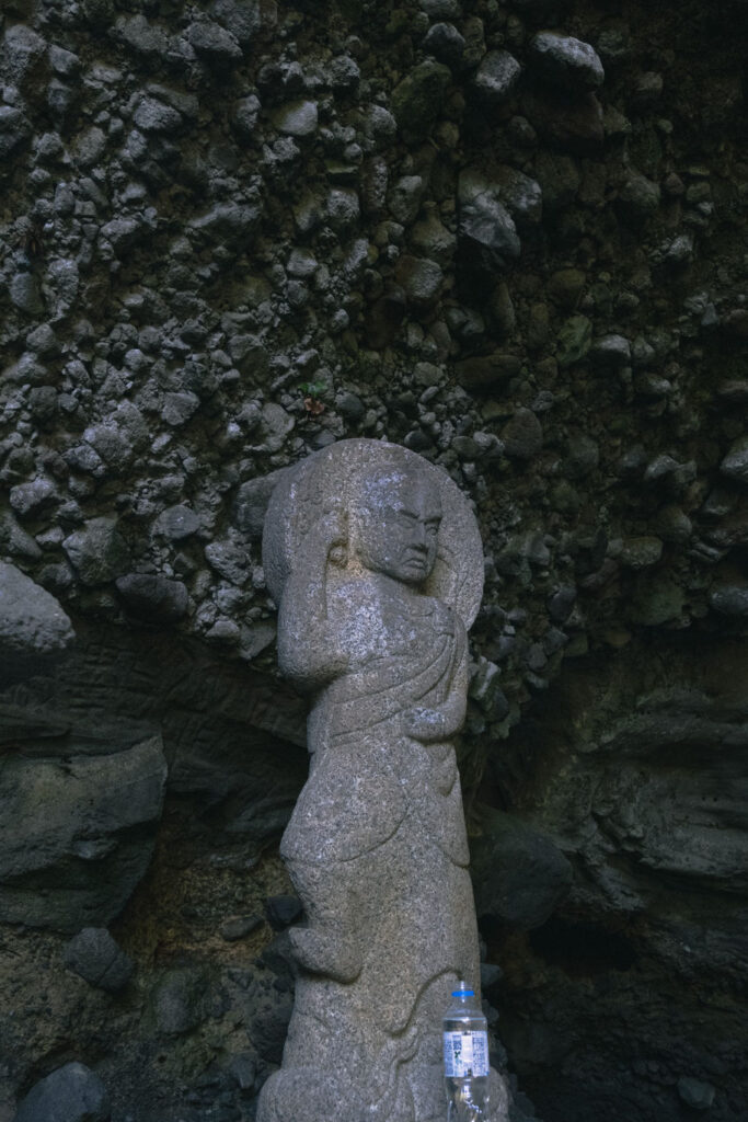 行者洞穴の石仏