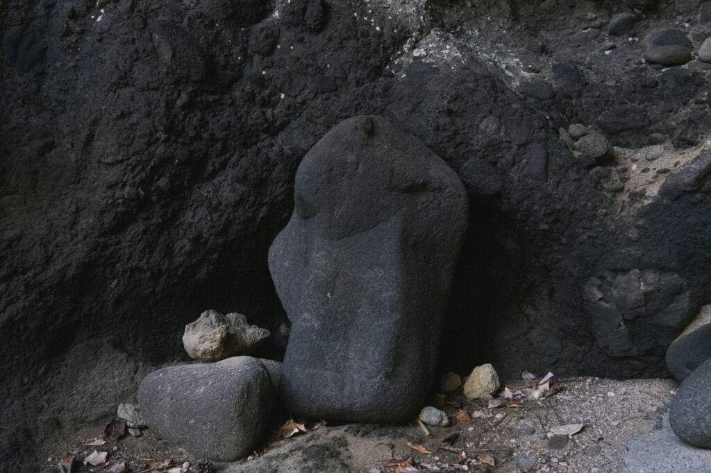 行者洞穴内の石