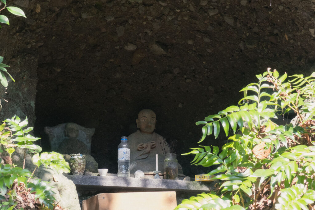 行者洞穴内の石仏 (1)