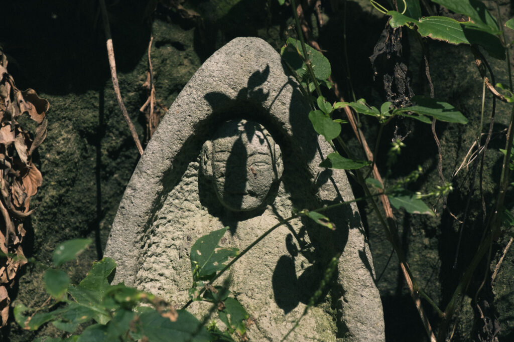 行者洞穴内の石仏