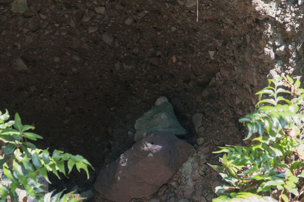 行者洞穴内の石仏 (2)