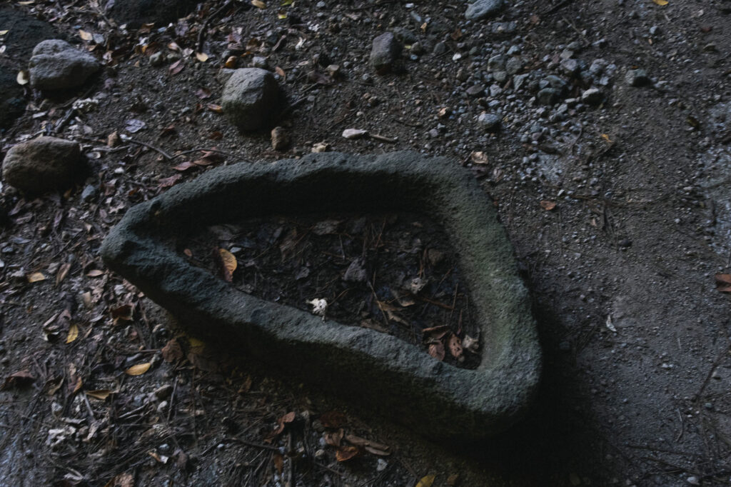 行者洞穴内の石造物