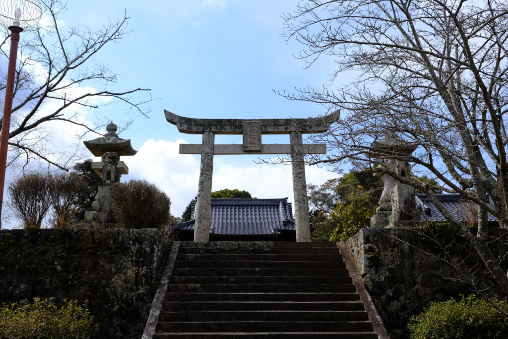 豊前市-空が広く近くにある-天地山公園の中にある-甲神社-へ (1)
