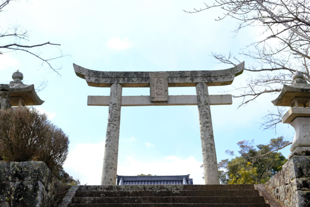 豊前市-空が広く近くにある-天地山公園の中にある-甲神社-へ (4)