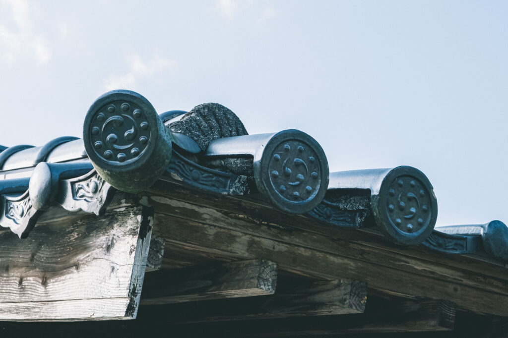 豊後高田市-雷鬼の岩屋神社で見つけた阿弥陀堂の屋根に右三つ巴紋 (1)