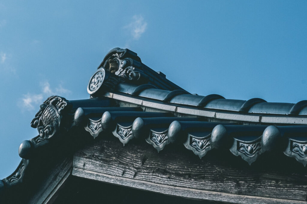 豊後高田市-雷鬼の岩屋神社で見つけた阿弥陀堂の屋根に右三つ巴紋 (2)