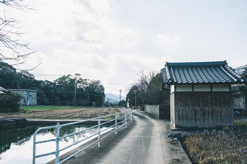 豊後高田市-雷鬼の岩屋神社で見つけた阿弥陀堂の屋根に右三つ巴紋 (3)
