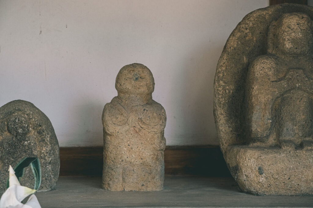 豊後高田市-雷鬼の岩屋神社で見つけた阿弥陀堂の屋根に右三つ巴紋 (4)