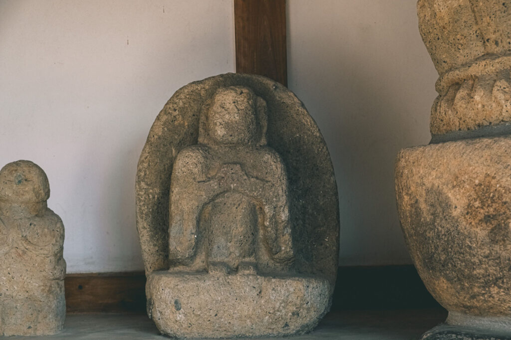 豊後高田市-雷鬼の岩屋神社で見つけた阿弥陀堂の屋根に右三つ巴紋 (5)