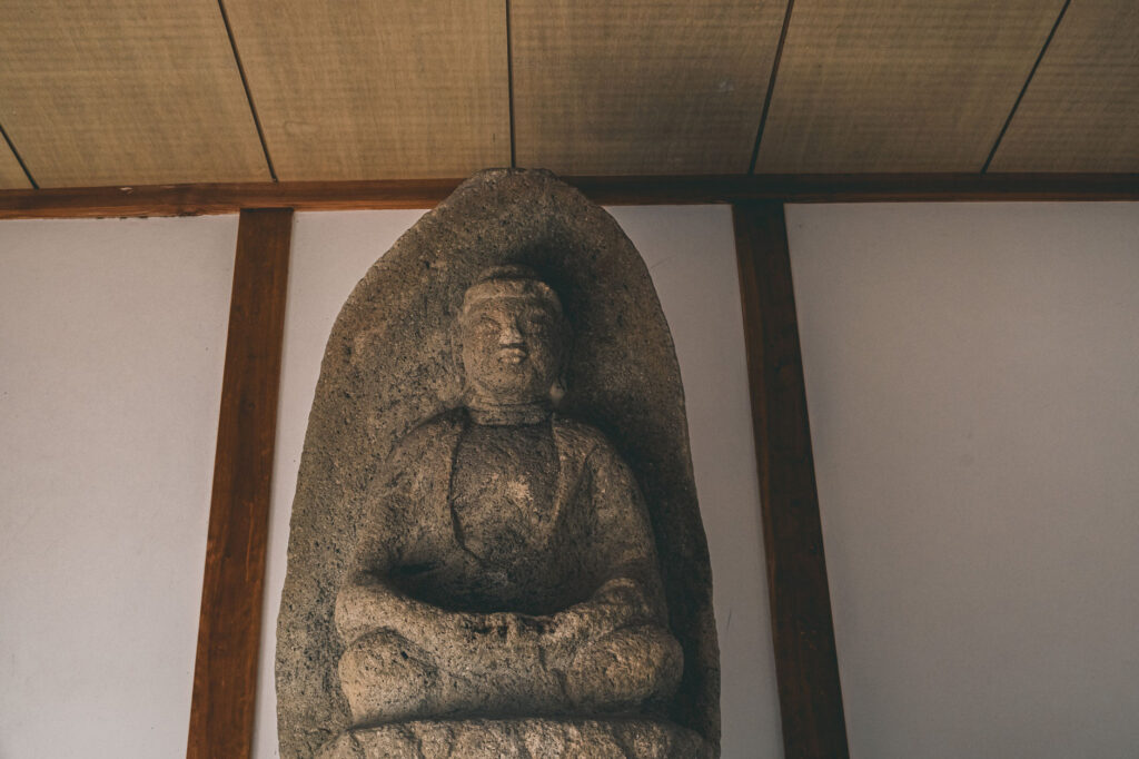 豊後高田市-雷鬼の岩屋神社で見つけた阿弥陀堂の屋根に右三つ巴紋 (6)