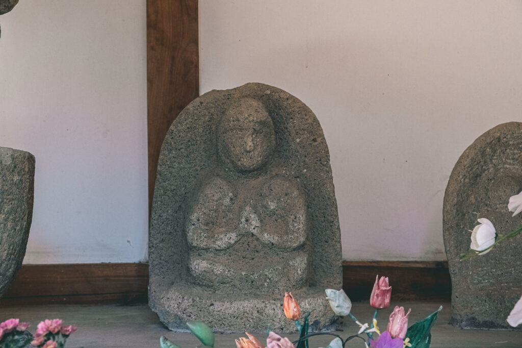豊後高田市-雷鬼の岩屋神社で見つけた阿弥陀堂の屋根に右三つ巴紋 (7)