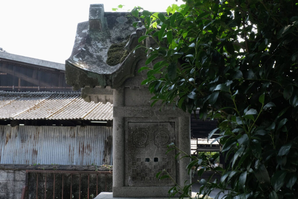 豊後高田市高田の若宮八幡神社敷地内に残る石祠