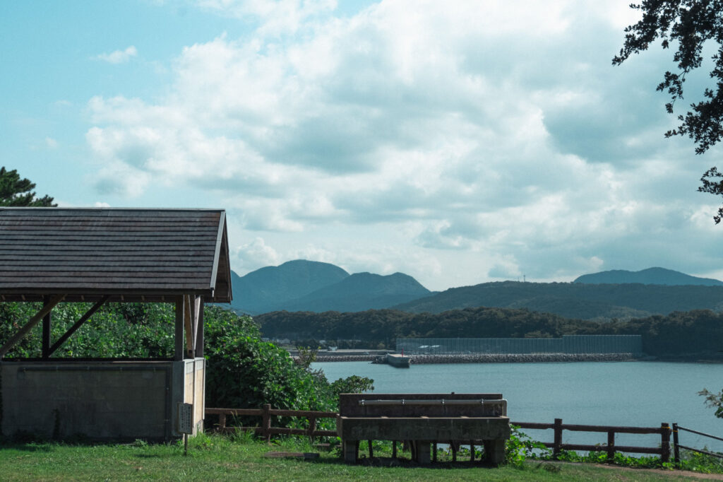 長崎鼻キャンプ場-この場所の近くに行者洞穴の入口がある