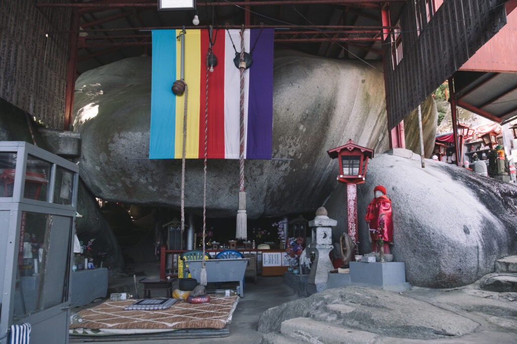 難病平癒の観音様-福岡県みやこ町-胸の観音-巨石