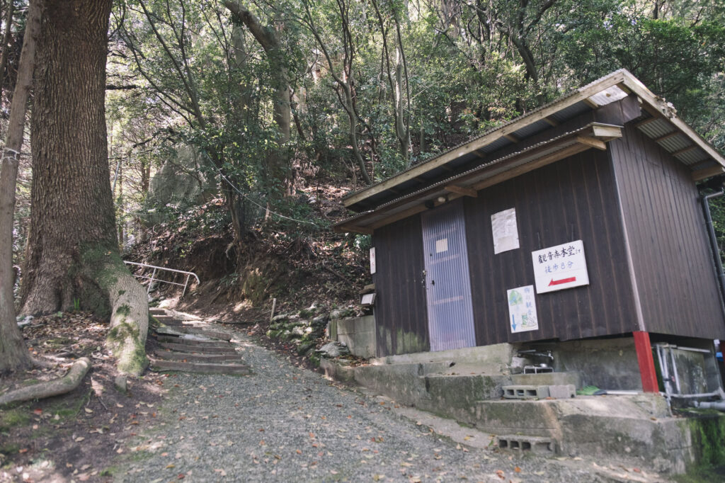 難病平癒の観音様-福岡県みやこ町-胸の観音-参道 (1)