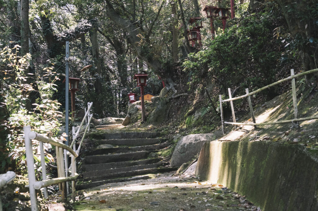 難病平癒の観音様-福岡県みやこ町-胸の観音-山頂手前
