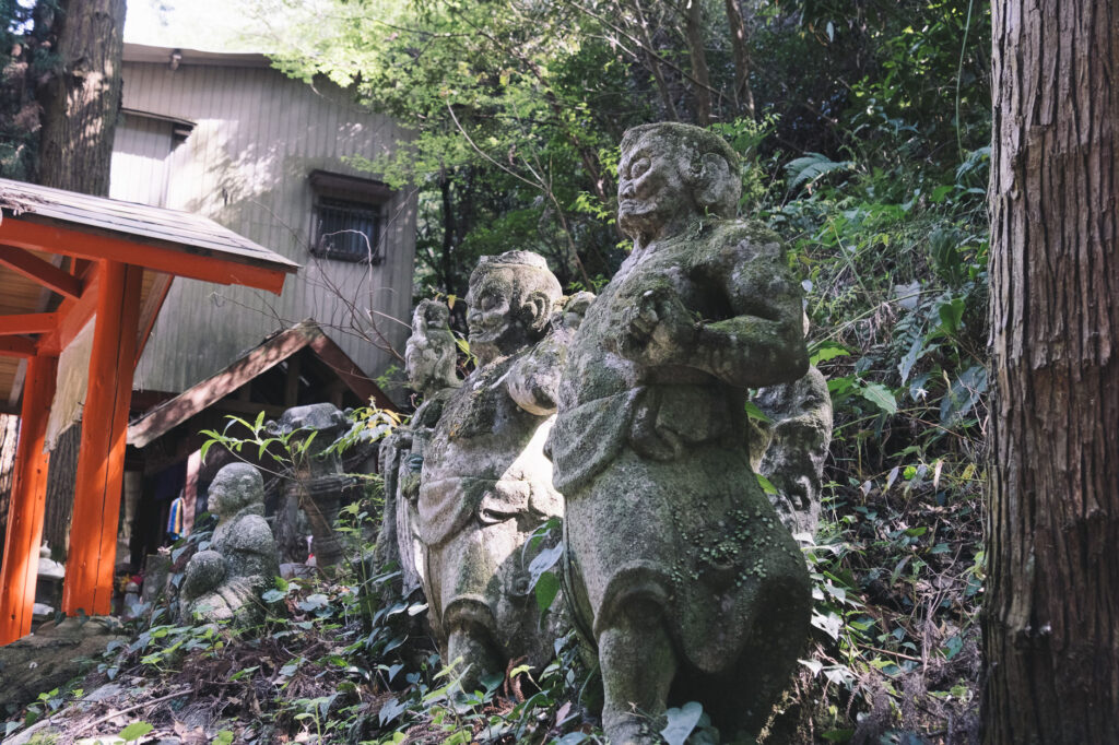 難病平癒の観音様-福岡県みやこ町-胸の観音-石仏