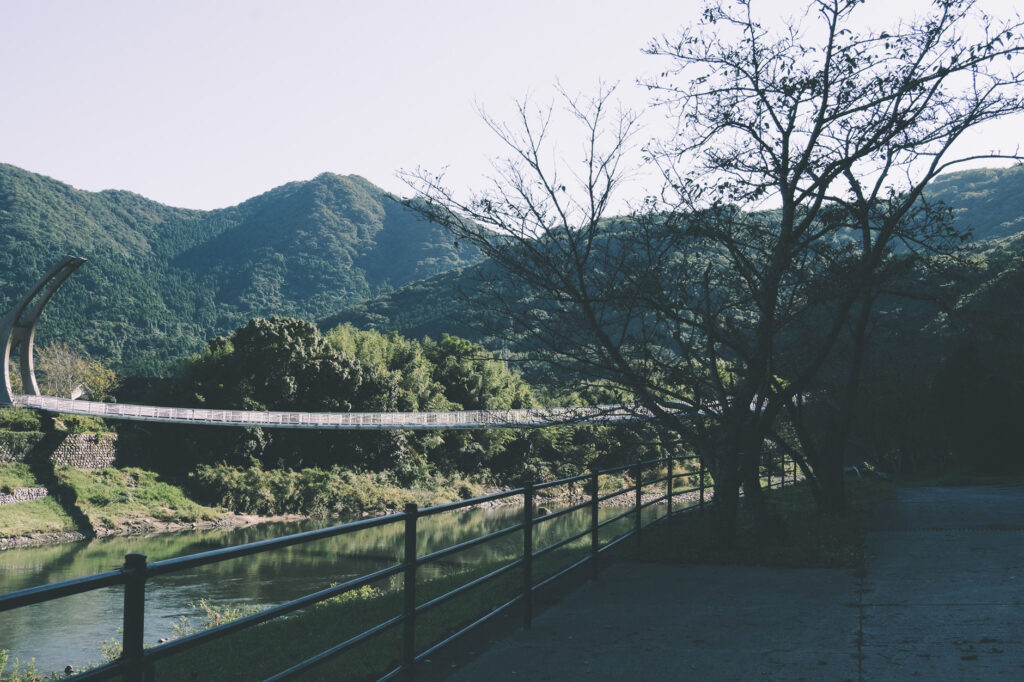 鷹栖観音堂から見るつり橋