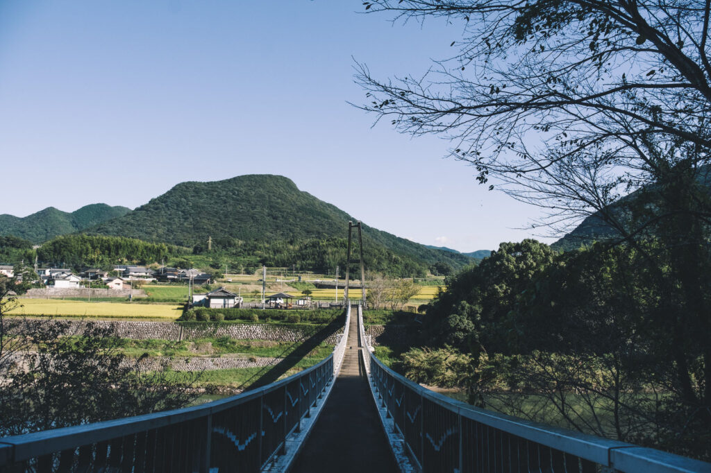 鷹栖観音堂から鷹栖つり橋公園側に向かって見える山は和尚山
