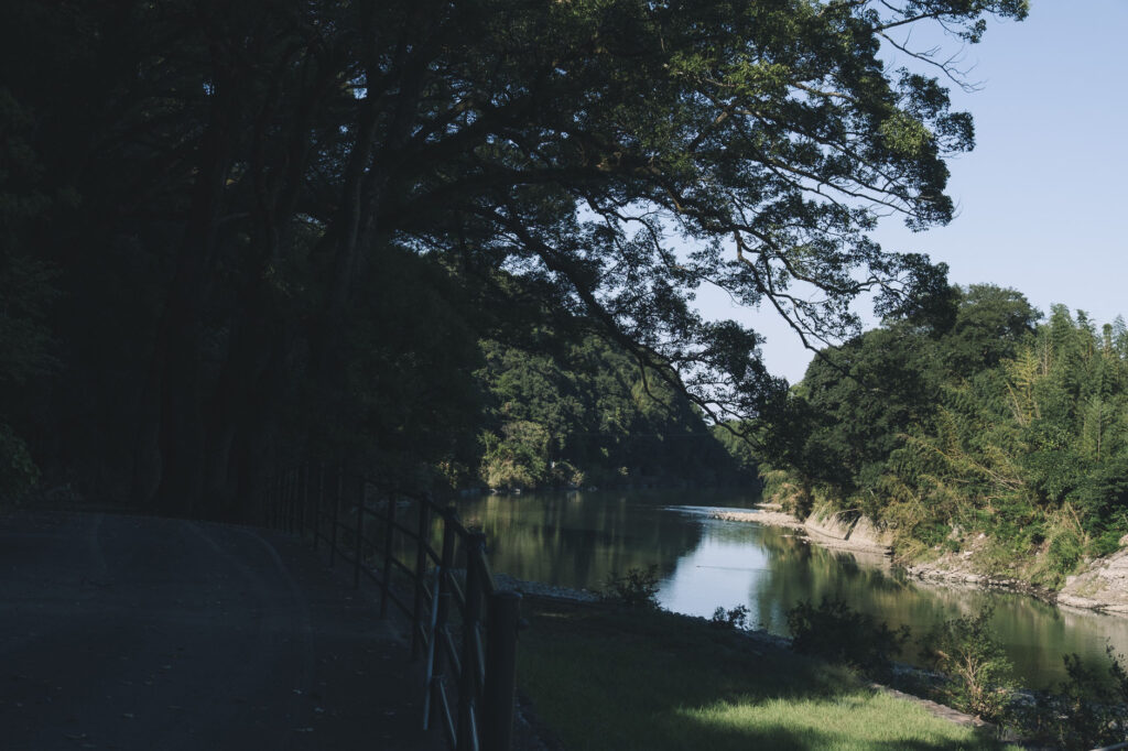 鷹栖観音堂と鷹栖つり橋公園の間に流れる駅館川