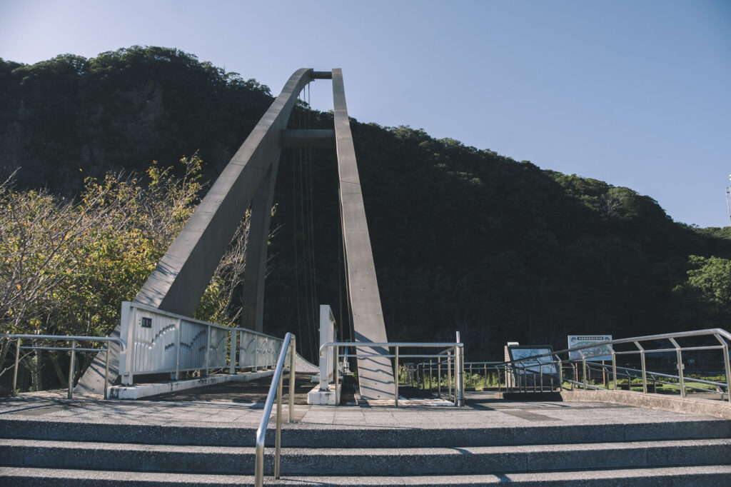 鷹栖観音堂手前の鷹栖つり橋公園側