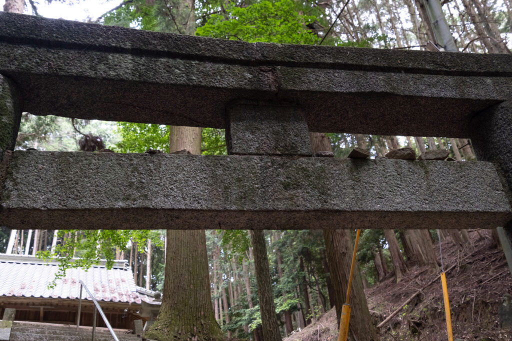 鹿と雲と月の灯籠は春日灯籠-右三つ巴紋と藤原氏の関係とは (2)