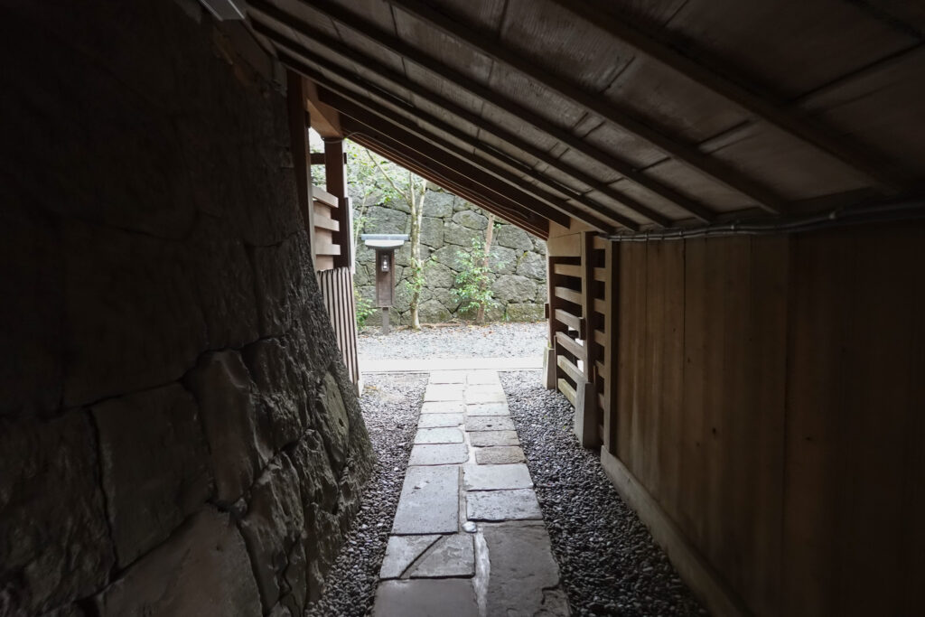 建物の下をくぐって奥へ