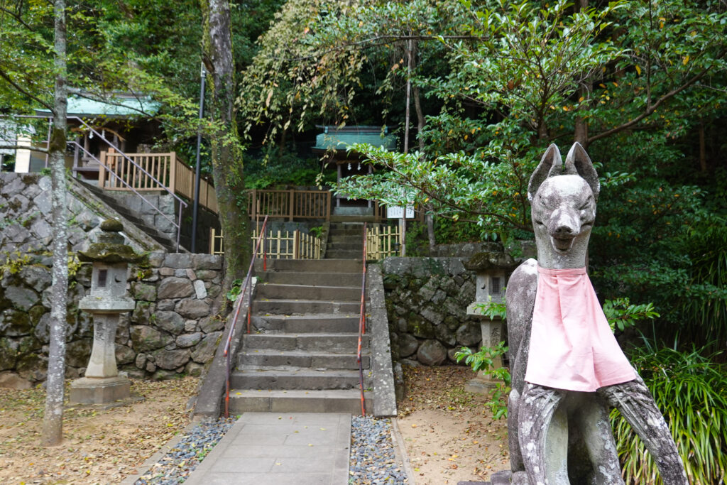 稲荷神社の鳥居群の先に脇道
