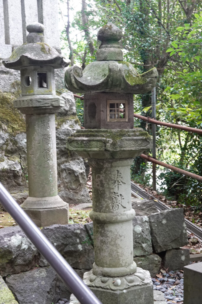 玉園稲荷神社　石灯籠