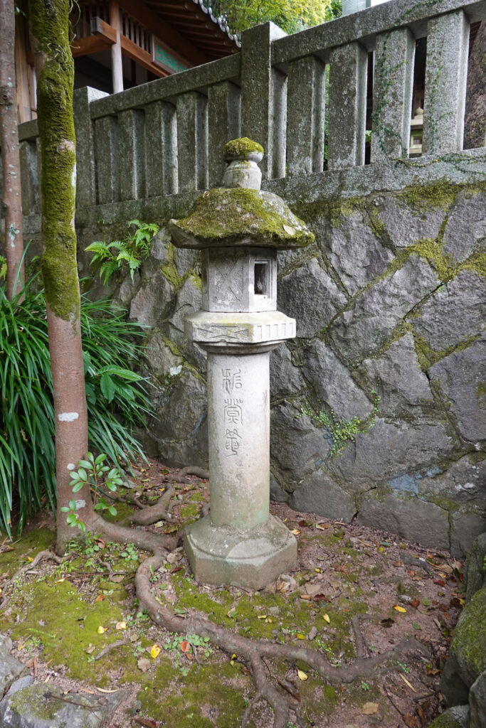 玉園稲荷神社　石灯籠