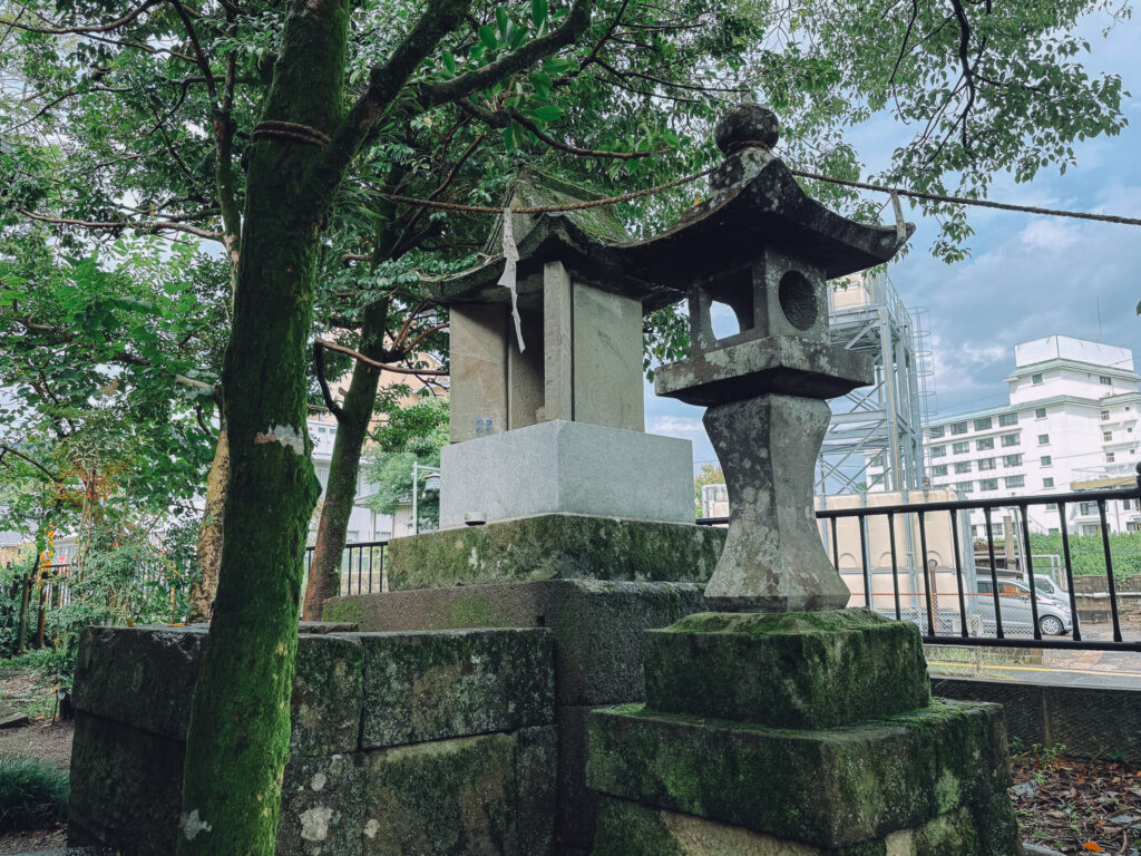 嬉野市 豊玉姫神社 石祠と石灯籠