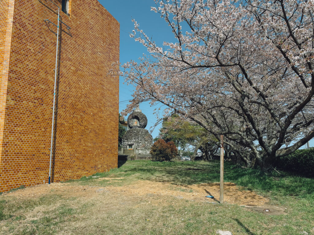 豊前市役所奥の謎の石仏と塔は日本山妙法寺の名残?