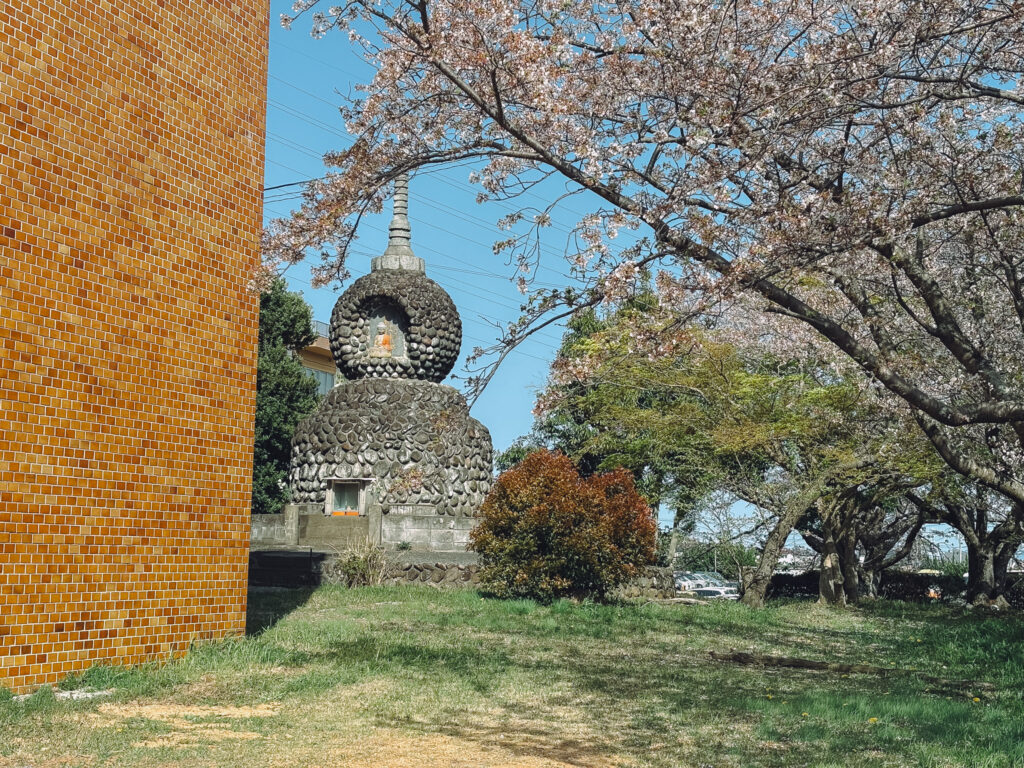 豊前市役所奥の謎の石仏と塔は日本山妙法寺の名残?