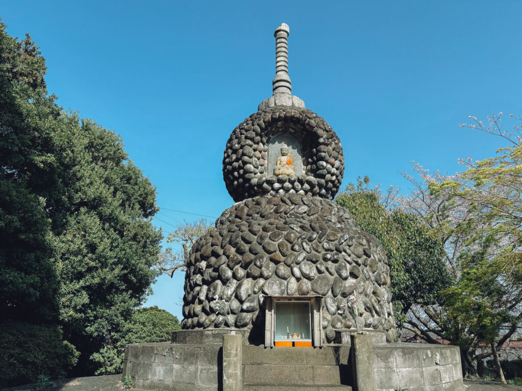 豊前市役所奥の謎の石仏と塔は日本山妙法寺の名残?