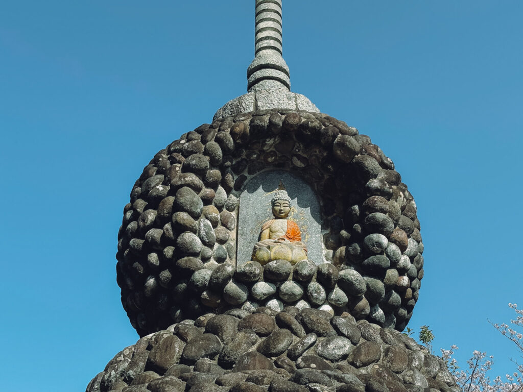 豊前市役所奥の謎の石仏と塔は日本山妙法寺の名残?